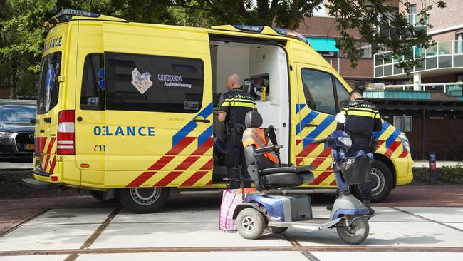 Bestuurder scootmobiel raakt gewond na aanrijding met auto (Video)