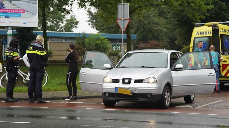 Fietsster gewond bij aanrijding met auto (Video)