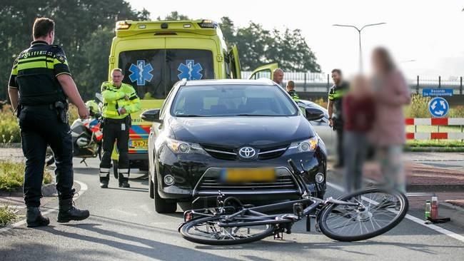 Fietser gewond bij aanrijding met auto (Video)