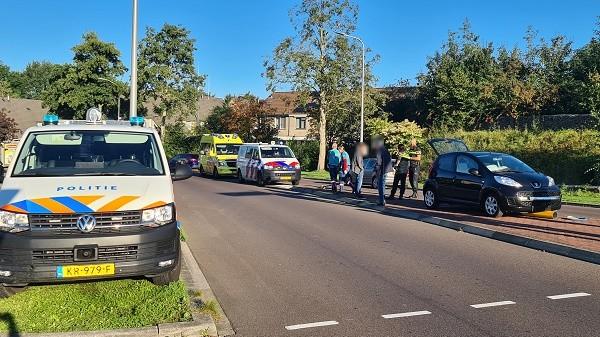 Auto rijdt vluchtheuvel op door laagstaande zon (video)