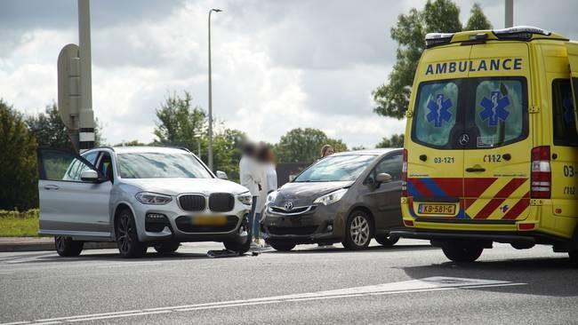 Twee autos beschadigd bij botsing (Video)