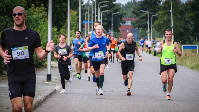 Fotos: Ruim 800 mensen lopen de 4 Mijl van Assen