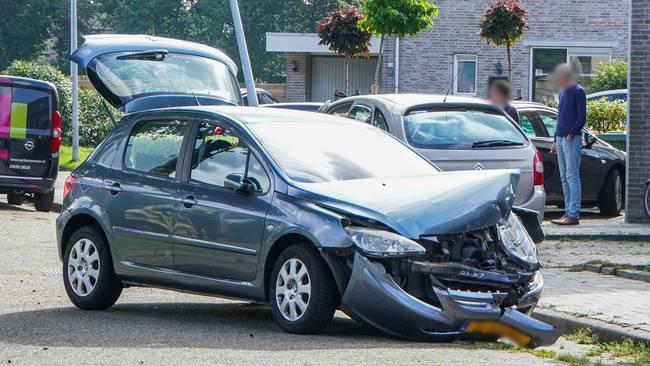 Twee autos flink beschadigd bij ongeval in Assen (Video)