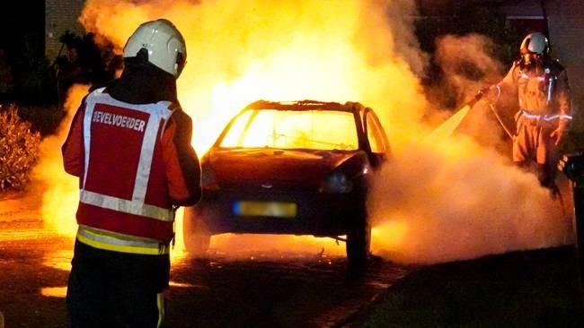 Auto gaat in Assen volledig in vlammen op (Video)