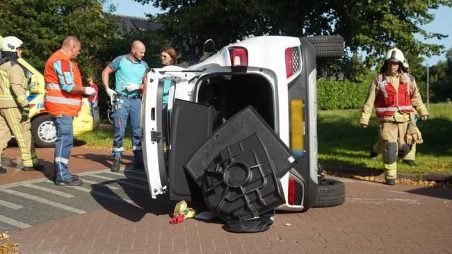 Auto belandt op de kant bij aanrijding met fietser in Assen (Video)