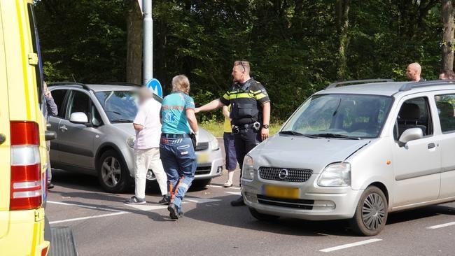 Twee autos botsen in Assen (Video)