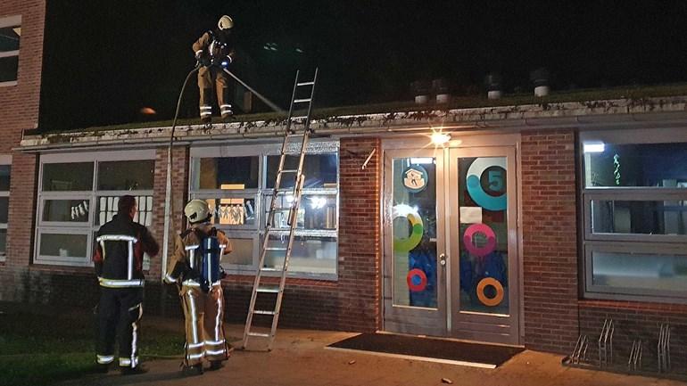 Dak van basisschool in Kloosterveen vat vlam (Video)