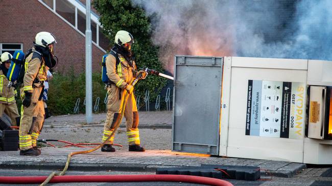 Flinke rookontwikkeling door brand in kledingcontainer (Video)