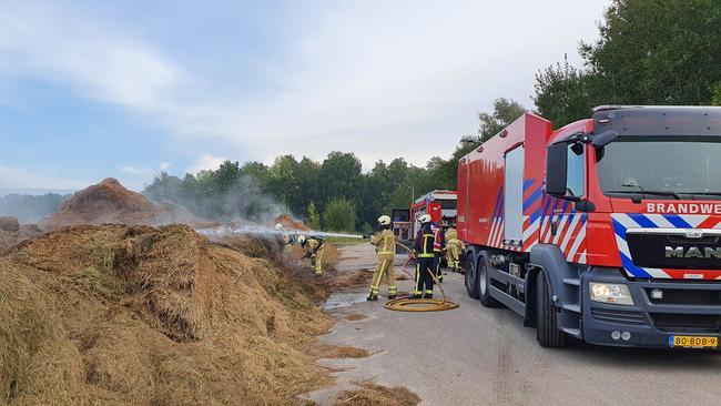 Brandweer blust brand in bult met hooi (Video)