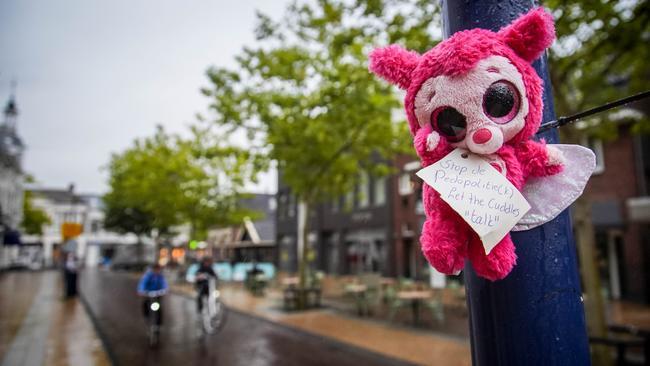 Knuffels in binnenstad van Assen als protest tegen pedopartij en pedopolitiek