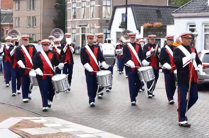 Mercurius Marching-/Showband Assen laat zich in de wijken zien