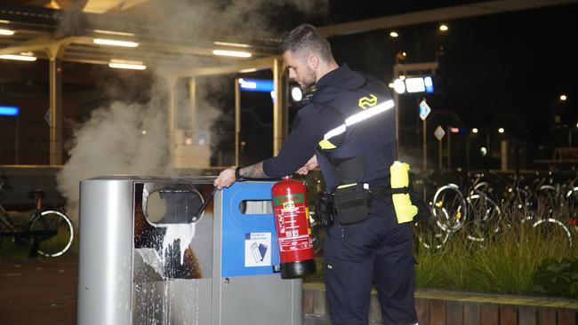Personeel NS blust containerbrand bij station in Assen