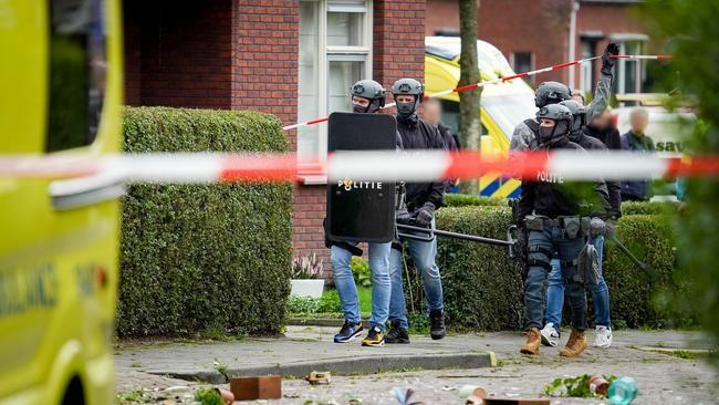 Arrestatieteam ingezet voor verwarde vrouw die huisraad op straat gooit (Video)