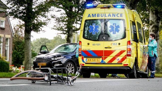 Fietser gewond bij aanrijding met auto (Video)