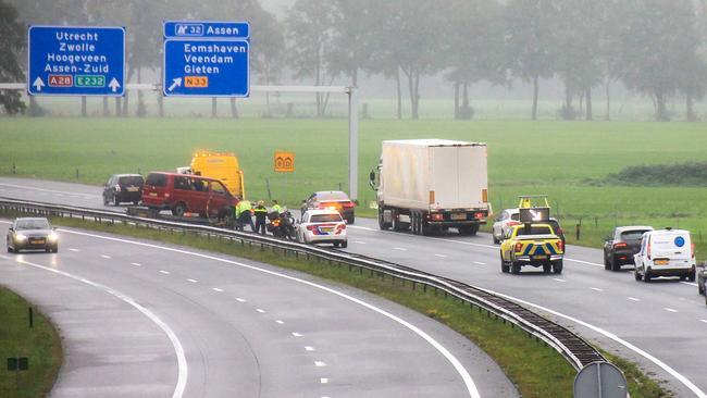 Aanhanger slaat over de kop op A28 bij Assen