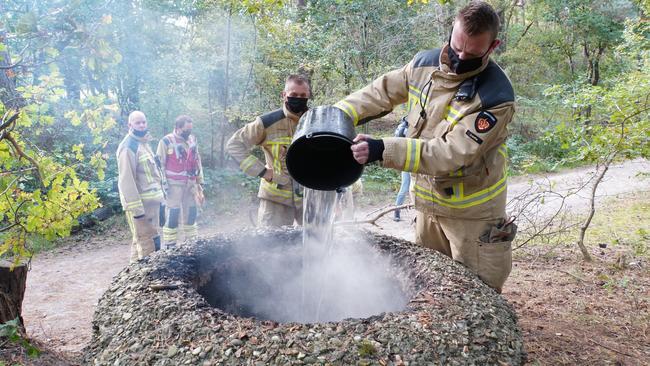 Brandweer blust brandje in put met emmer water