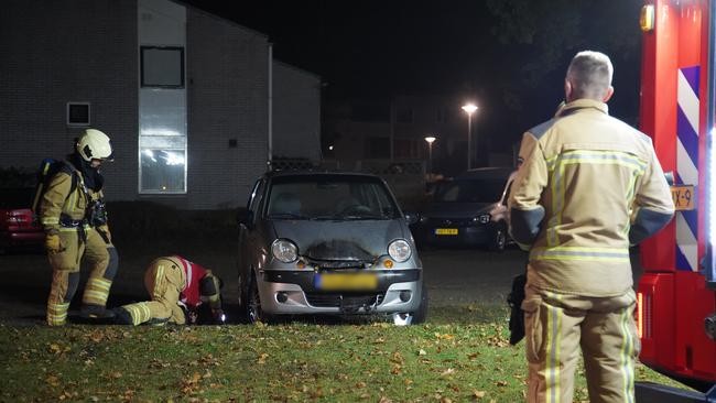 Auto zwaar beschadigd door mogelijke brandstichting (Video)