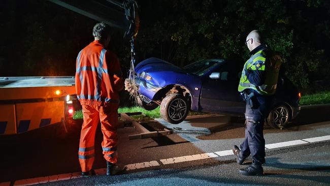 Auto en aanhanger raken van A28 bij Assen (Video)