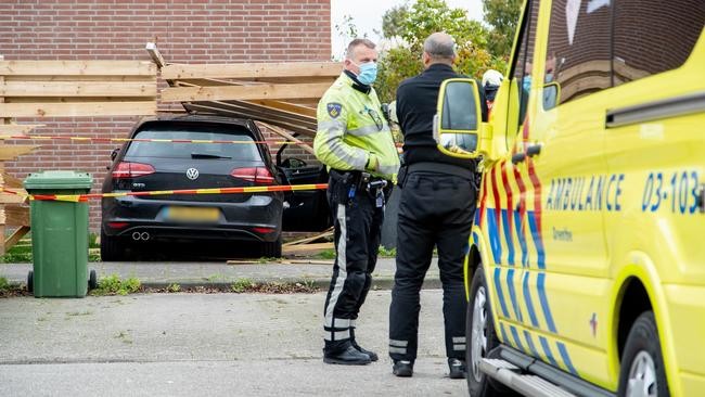 Auto ramt schutting en belandt in tuin in Assen (Video)