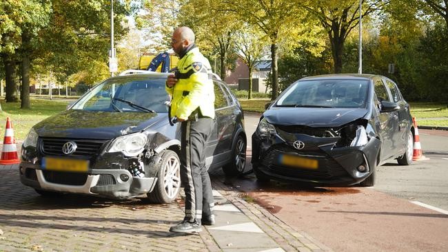 Autos botsen op elkaar in Assen (Video)