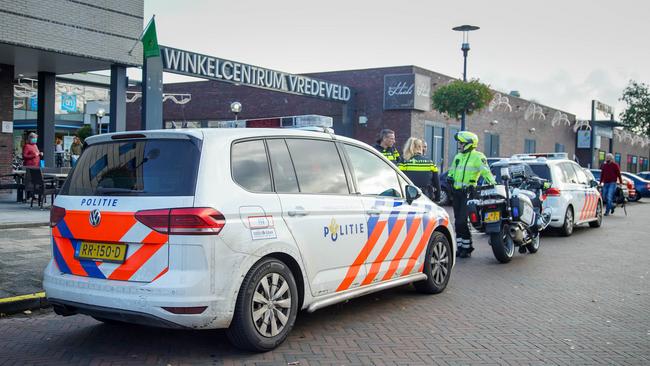 Politie pakt agressieve man op in winkelcentrum Vredeveld (Video)