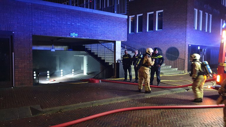 Brandend taxibusje in parkeergarage zorgt voor behoorlijke rookontwikkeling (Video)