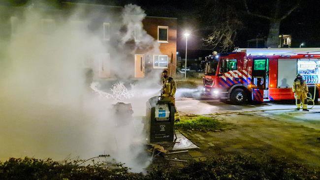 Brandweer blust bult met afval 