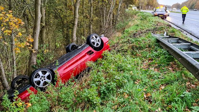 Auto raakte van de A28 en belandt op de kop in de bosjes (Video)