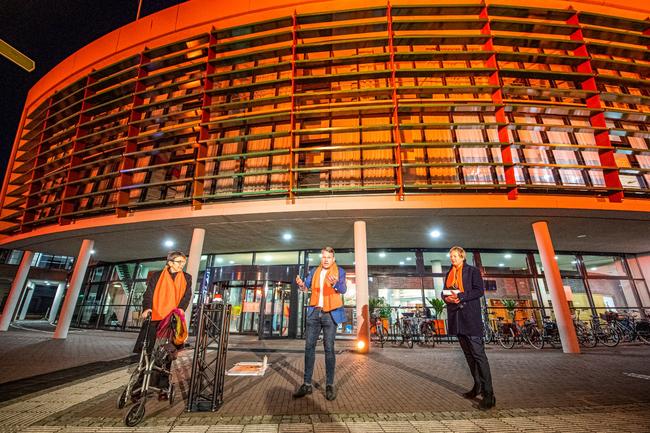 Assen kleurt oranje als protest tegen geweld tegen vrouwen