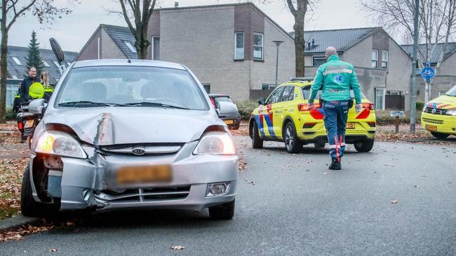 Traumahelikopter ingezet bij botsing tegen lantaarnpaal (Video)