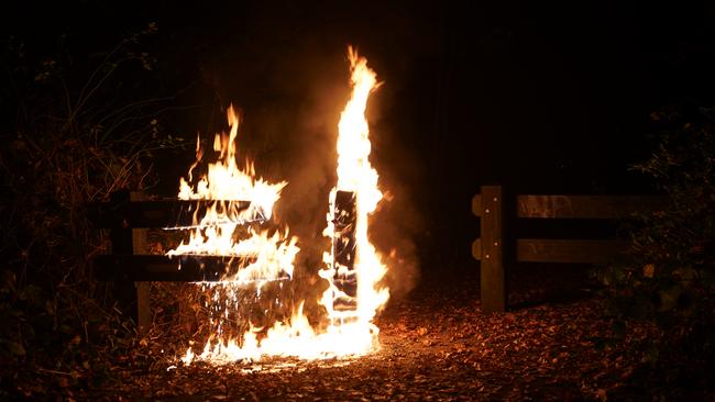 Brandweer blust brandend hekje in Assen