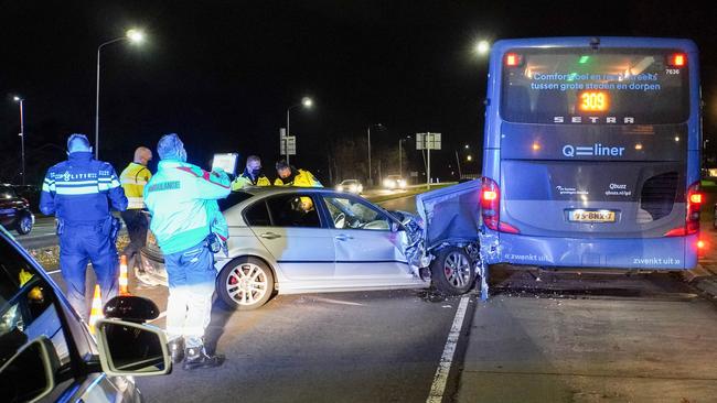 Auto botst op bus in Assen (Video)