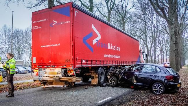 Auto botst tegen vrachtwagen in Assen (Video)