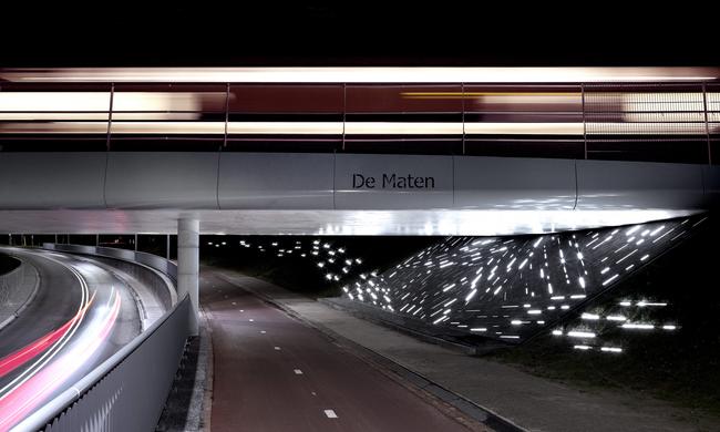 Video: Lichtkunstwerk  Een spoor van Water  in tunnel De Maten onthuld 