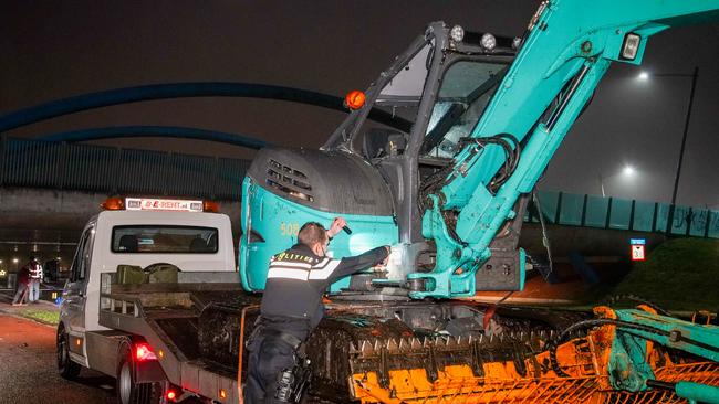 Graafmachine komt klem te zitten onder viaduct (Video)