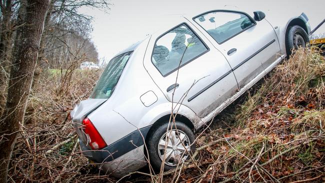 Auto raakt op de A28 bij Assen van de weg