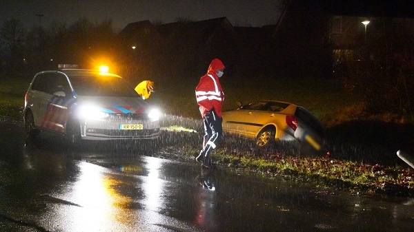 Auto schiet droge sloot in in Marsdijk