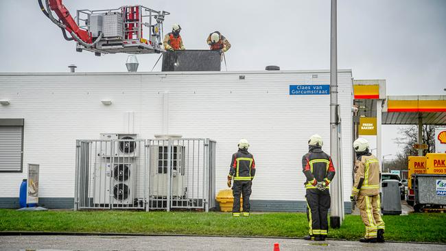 Dak van tankstation beschadigd door storm (Video)