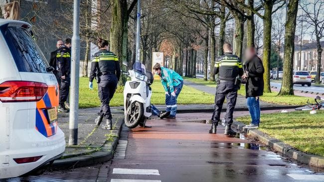 Fietser en scooterrijder botsen in Assen (Video)