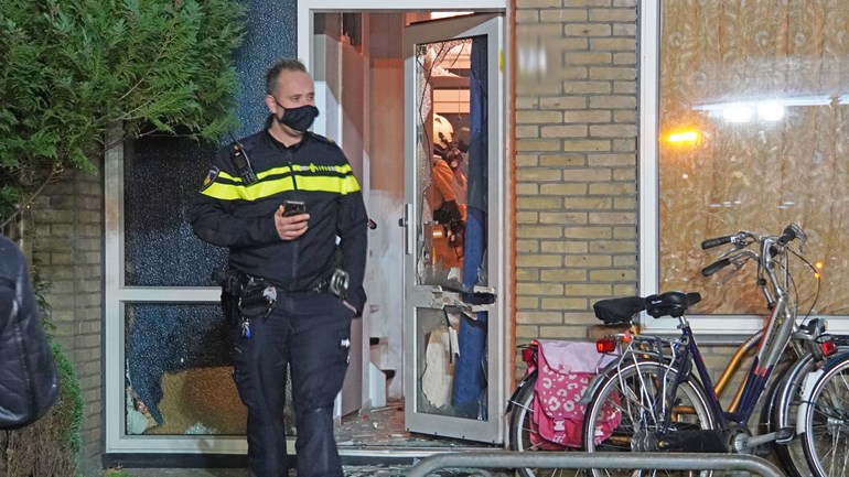 Voordeur uit woning geblazen door zwaar vuurwerk (Video)