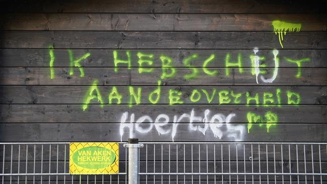 Basisschool in Marsdijk beklad met leuzen en scheldwoorden (Video)