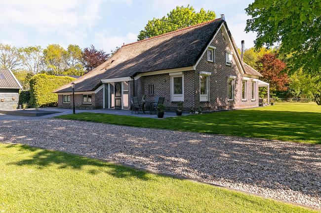 Te koop in Assen: gemoderniseerd vrijstaand rietgedekte woonboerderij