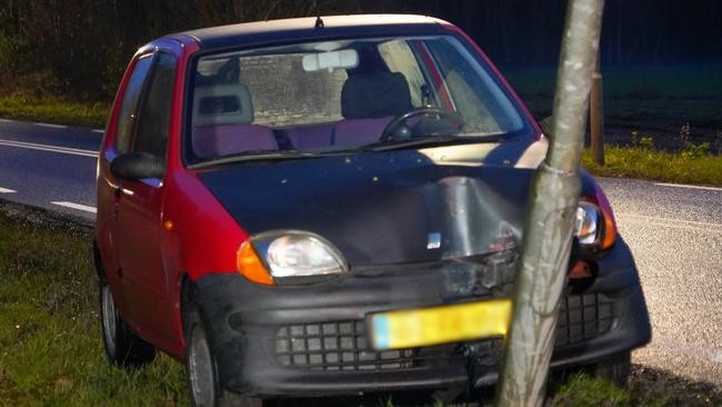 Automobilist botst met auto tegen lantaarnpaal (Video)