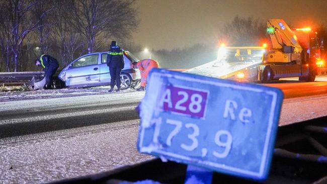 Auto raakt van de A28 en botst tegen vangrail (Video)