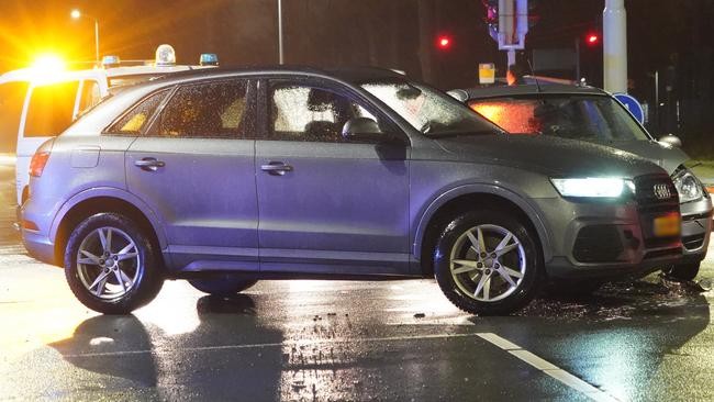 Autos botsen voor uitrit van ziekenhuis in Assen (Video)