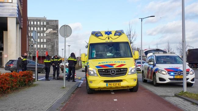 Fietser na aanrijding met auto licht gewond (Video)