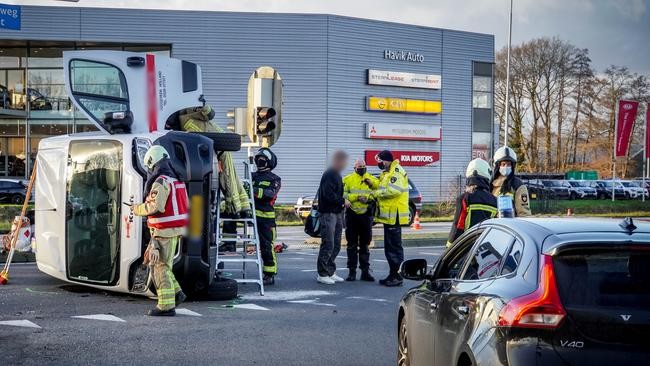 Busje kantelt door aanrijding met auto (Video)