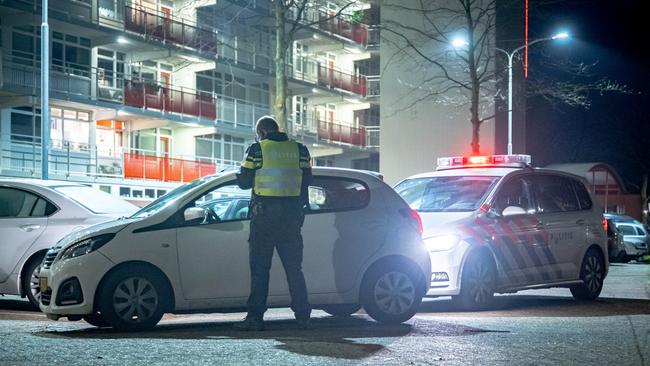 Automobilist vlucht voor politiecontrole tijdens avondklok (Video)