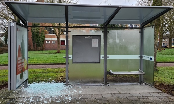 Bushokje aan de Nobellaan in Assen voor de zoveelste keer vernield