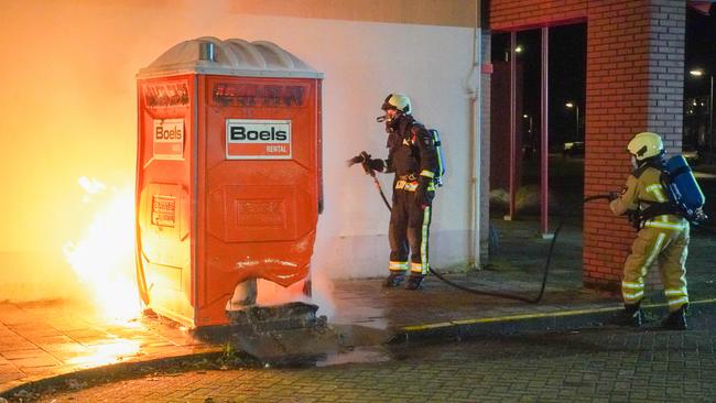 Brandstichting bij Speenkruidflat: mobiel toilet in brand gestoken (Video)